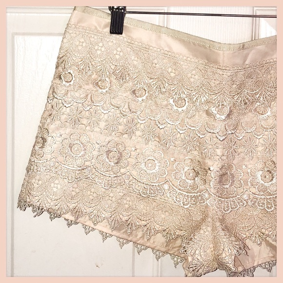 💔💔 SOLD💔💔  Sans Souci Ecru Lace Shorts - Picture 2 of 6
